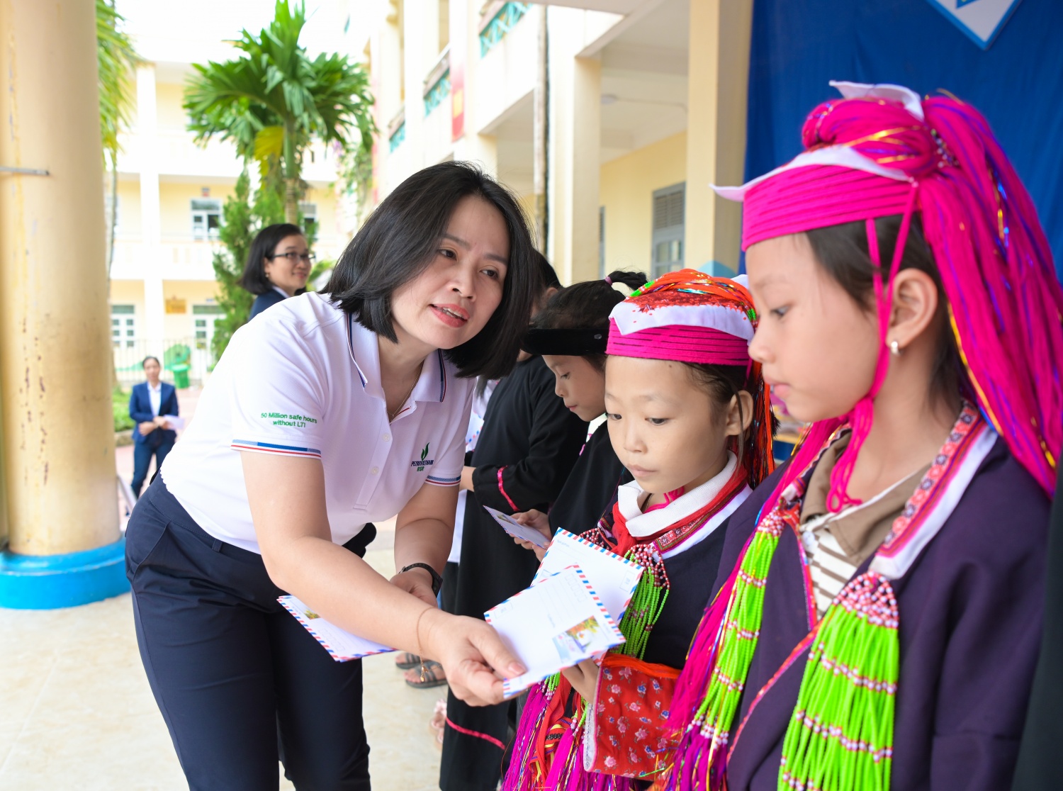 Công đoàn Petrovietnam lan tỏa yêu thương, tiếp bước đến trường cho học sinh vùng cao Điền Xá