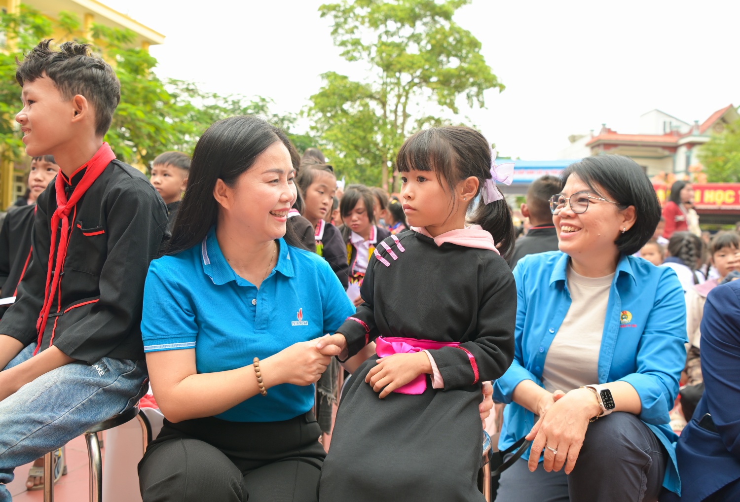 [CHÙM ẢNH] Công đoàn Petrovietnam lan tỏa yêu thương, tiếp bước đến trường cho học sinh vùng cao Điền Xá