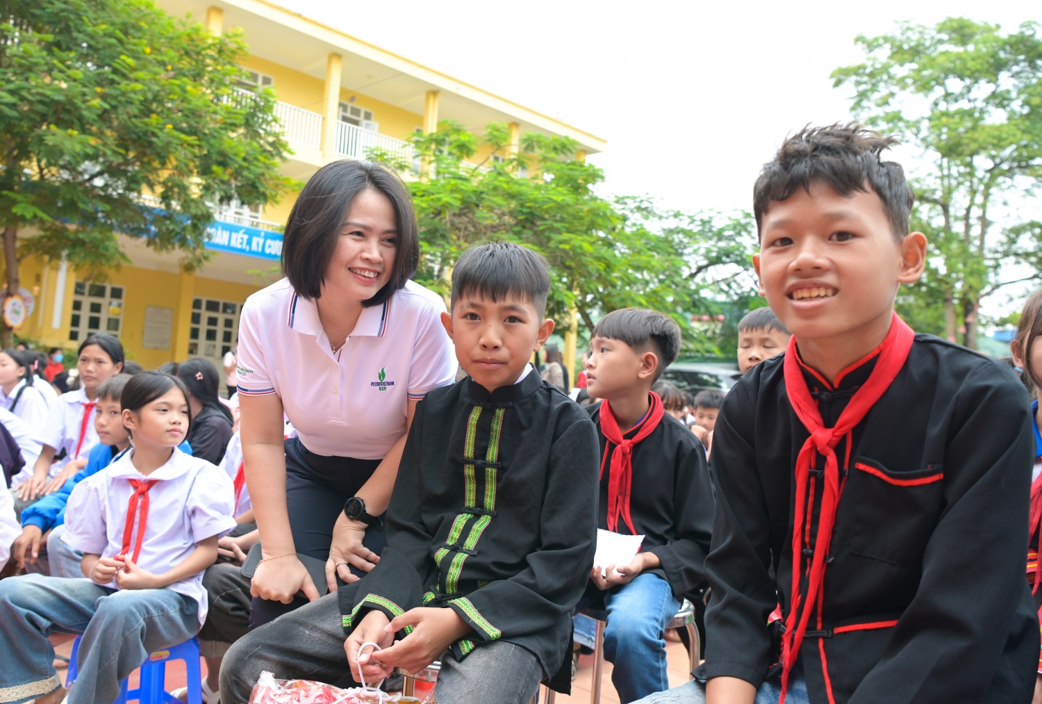 [CHÙM ẢNH] Công đoàn Petrovietnam lan tỏa yêu thương, tiếp bước đến trường cho học sinh vùng cao Điền Xá