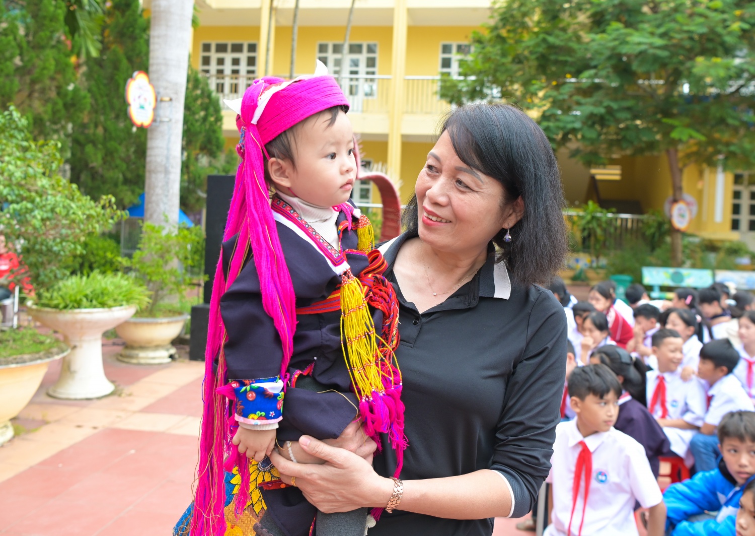 [CHÙM ẢNH] Công đoàn Petrovietnam lan tỏa yêu thương, tiếp bước đến trường cho học sinh vùng cao Điền Xá