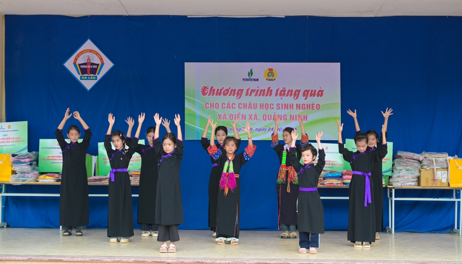 [CHÙM ẢNH] Công đoàn Petrovietnam lan tỏa yêu thương, tiếp bước đến trường cho học sinh vùng cao Điền Xá