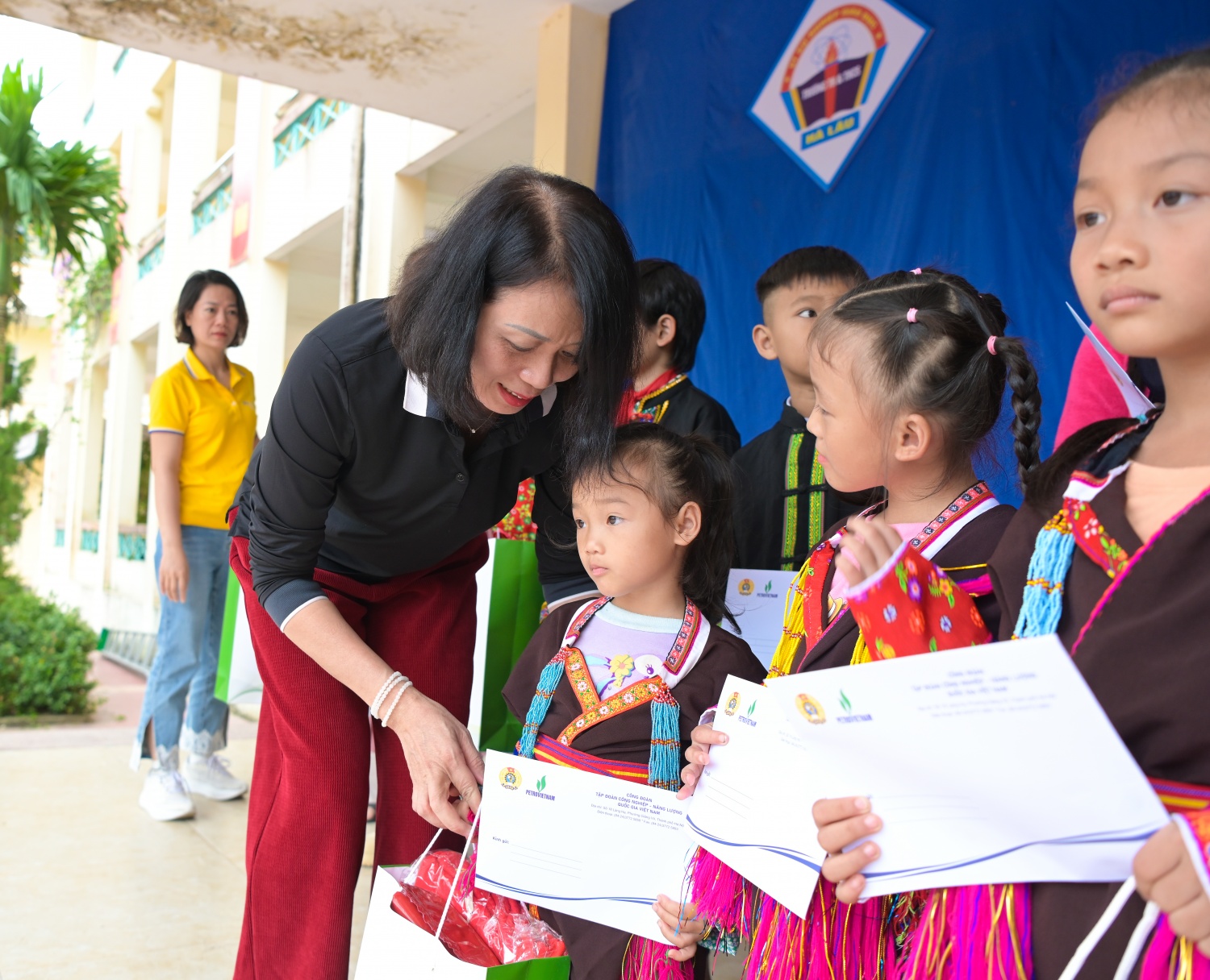 [CHÙM ẢNH] Công đoàn Petrovietnam lan tỏa yêu thương, tiếp bước đến trường cho học sinh vùng cao Điền Xá