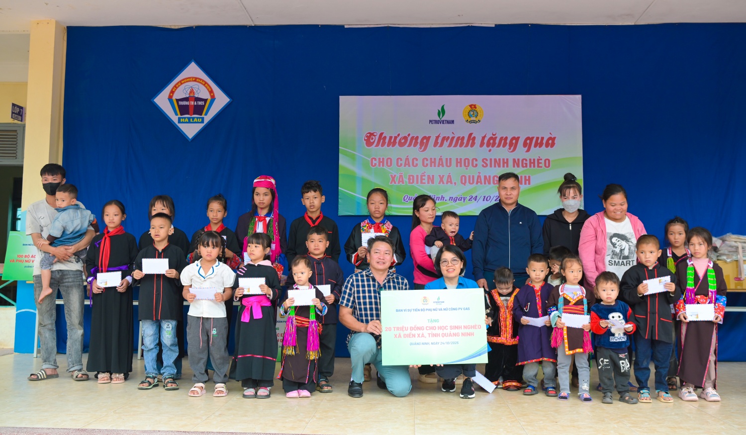 [CHÙM ẢNH] Công đoàn Petrovietnam lan tỏa yêu thương, tiếp bước đến trường cho học sinh vùng cao Điền Xá