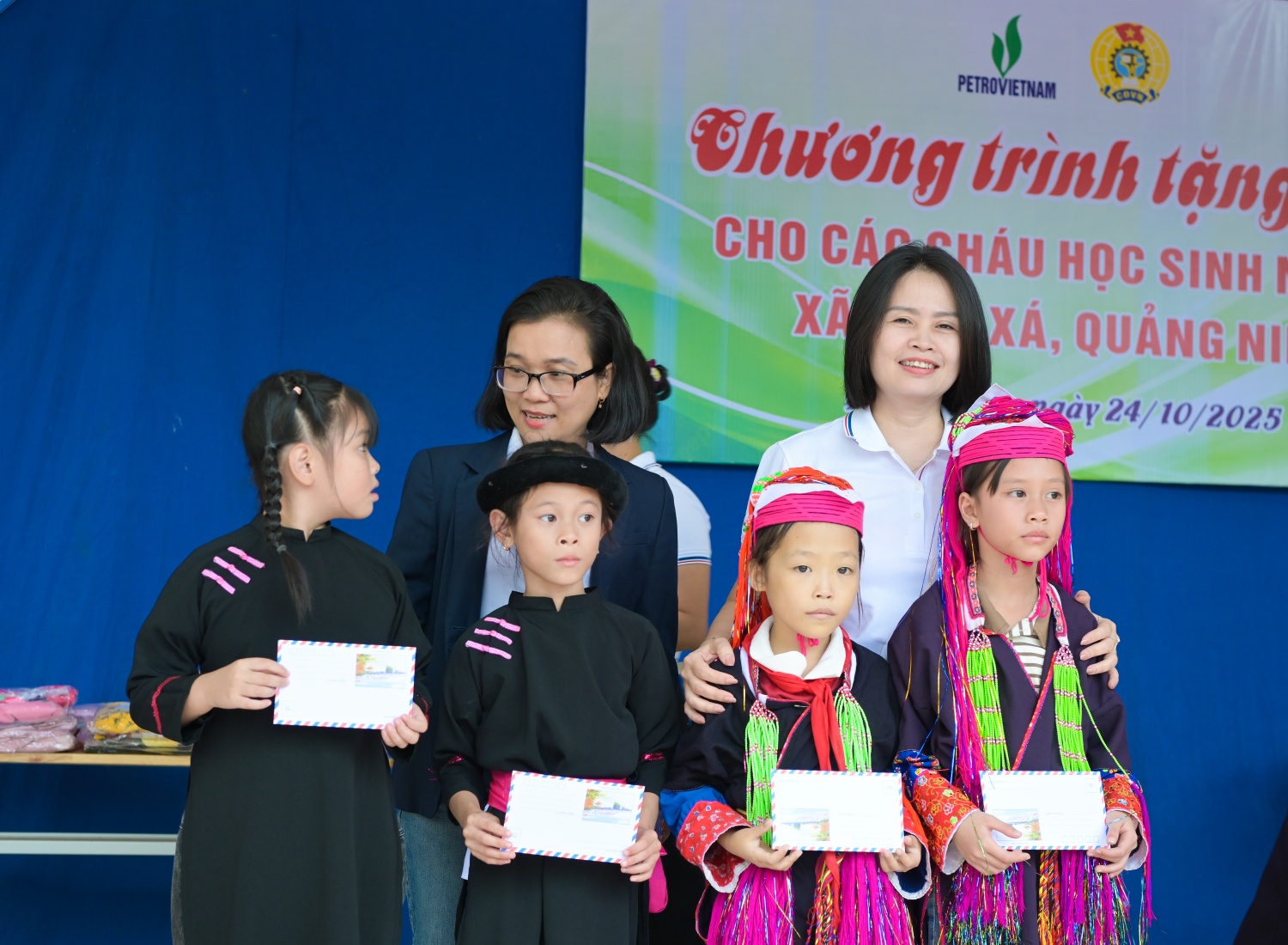 [CHÙM ẢNH] Công đoàn Petrovietnam lan tỏa yêu thương, tiếp bước đến trường cho học sinh vùng cao Điền Xá