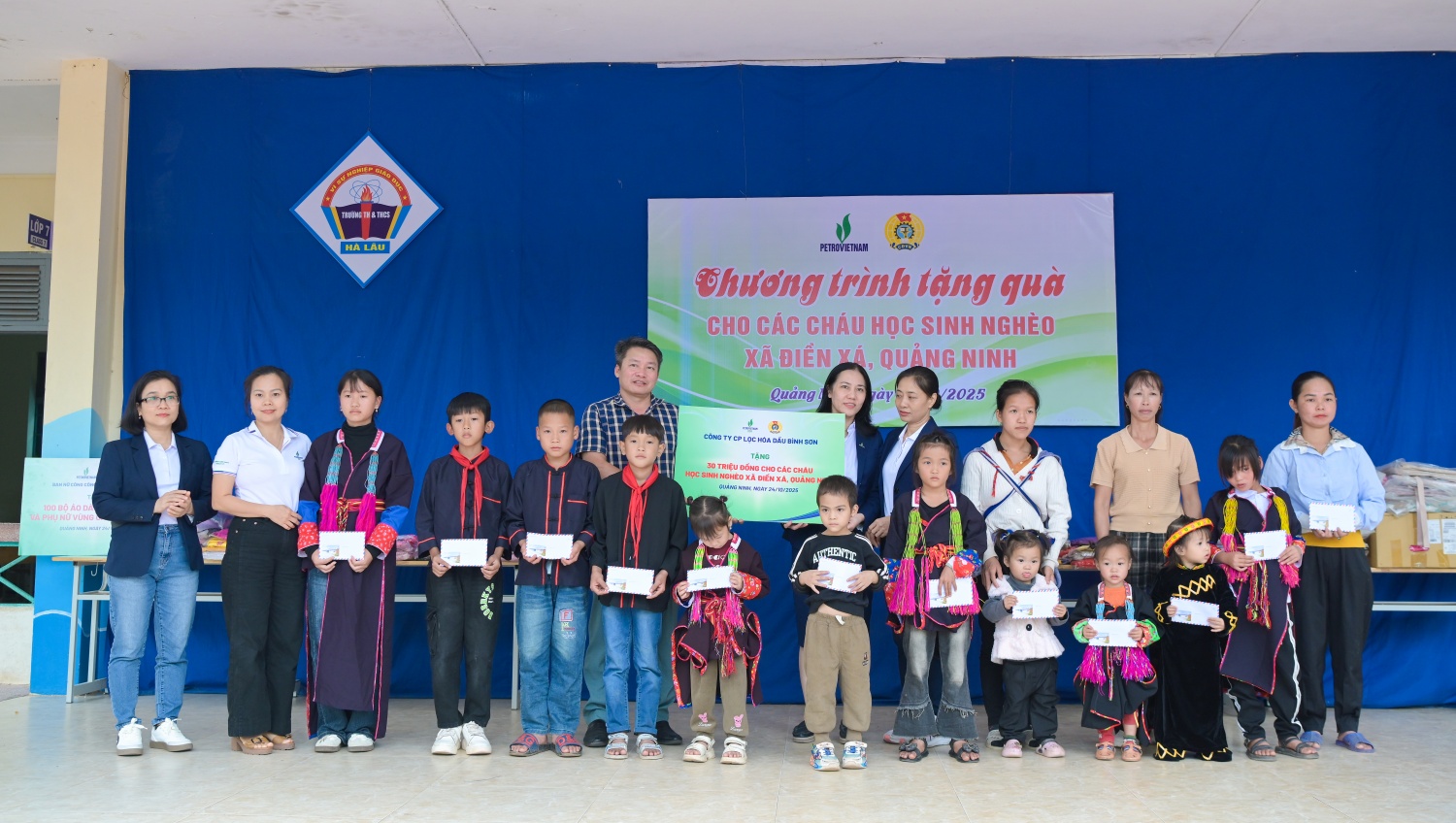 [CHÙM ẢNH] Công đoàn Petrovietnam lan tỏa yêu thương, tiếp bước đến trường cho học sinh vùng cao Điền Xá