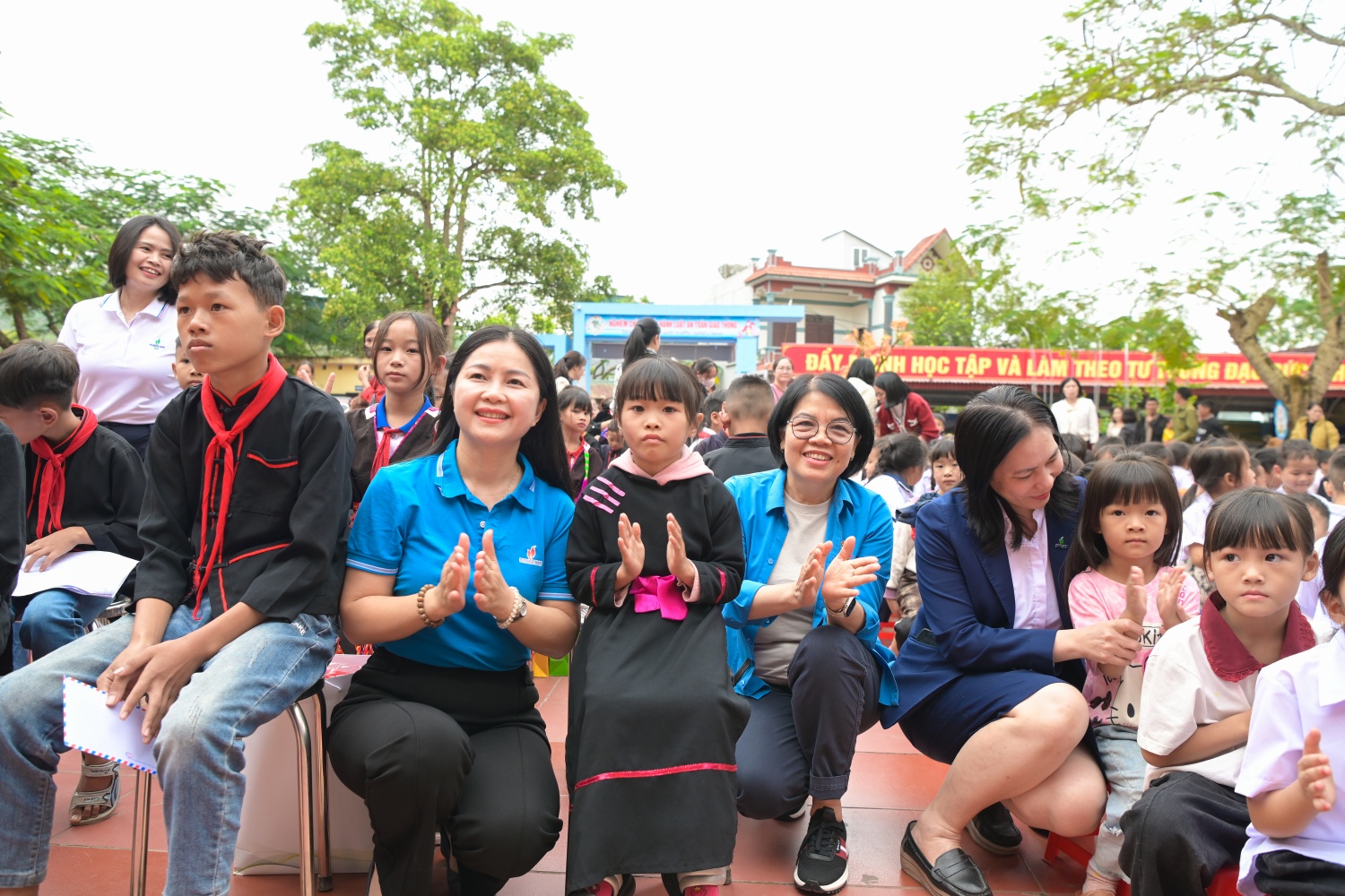 [CHÙM ẢNH] Công đoàn Petrovietnam lan tỏa yêu thương, tiếp bước đến trường cho học sinh vùng cao Điền Xá