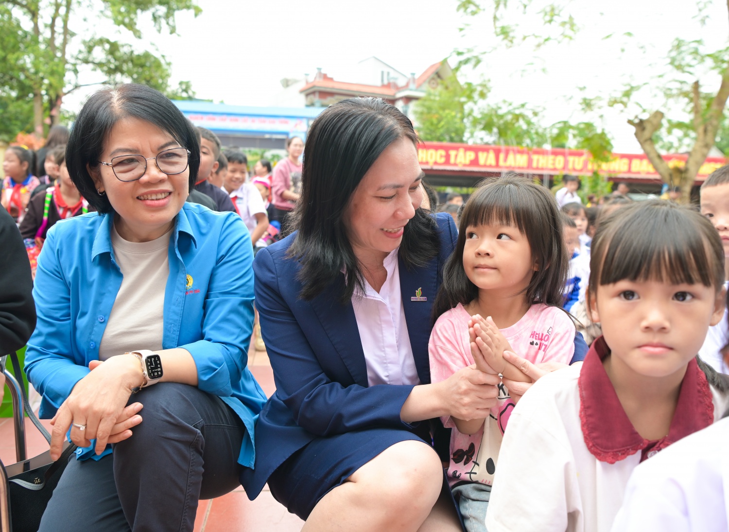 [CHÙM ẢNH] Công đoàn Petrovietnam lan tỏa yêu thương, tiếp bước đến trường cho học sinh vùng cao Điền Xá