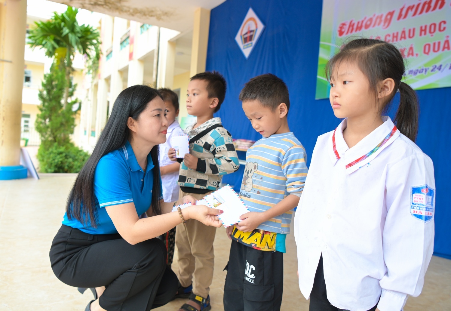 [Chùm ảnh] Công đoàn Petrovietnam lan tỏa yêu thương, tiếp bước đến trường cho học sinh vùng cao Điền Xá