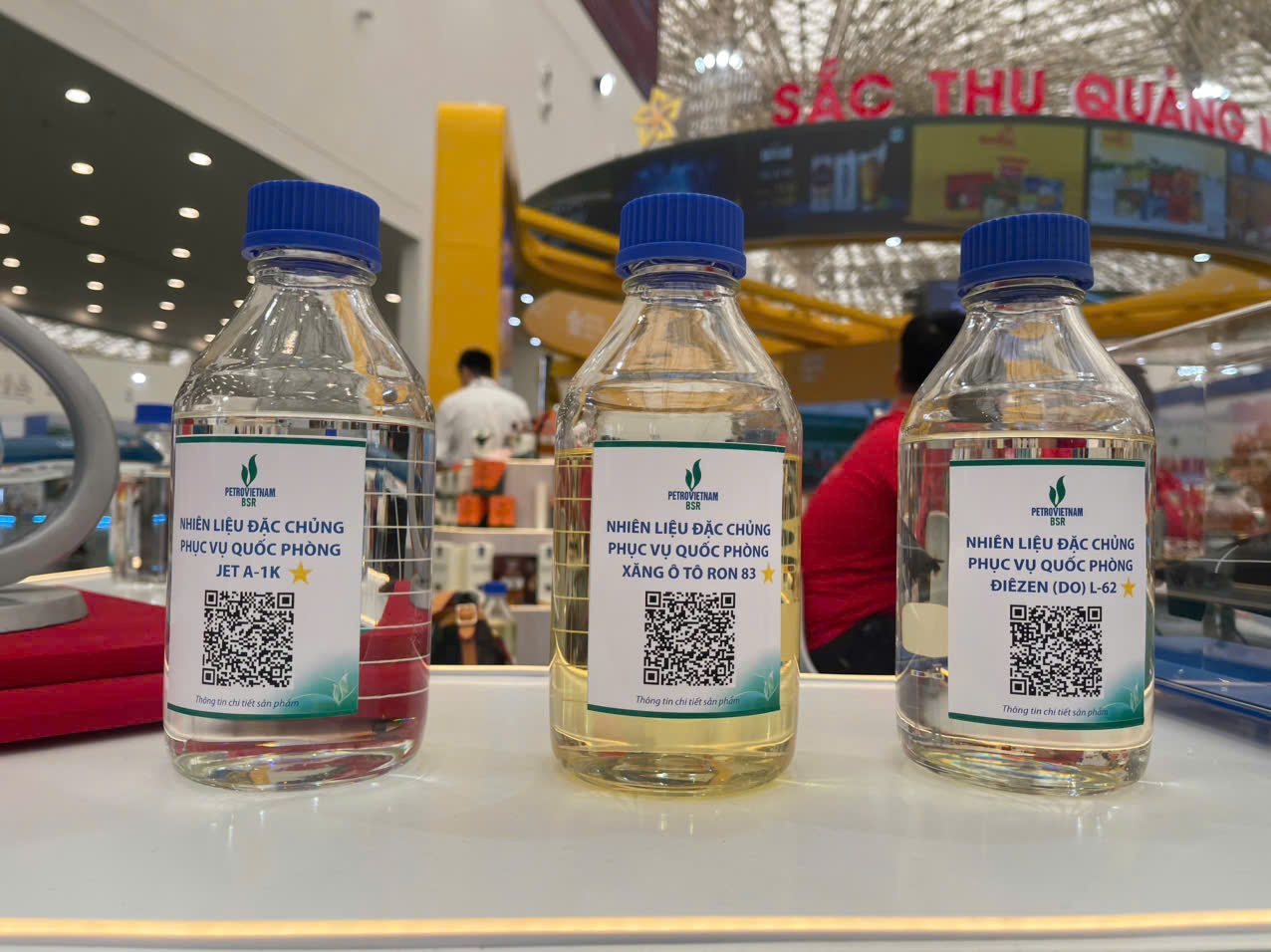 Một số các sản phẩm tiêu biểu của BSR trưng bày tại Hội chợ thu hút nhiều người tham quan, tìm hiểu như nhiên liệu hàng không bền vững (SAF), nhiên liệu đặc chủng Quốc phòng…
