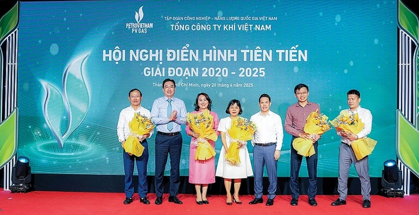 Cùng với các phong trào thi đua, công tác khen thưởng luôn được PV GAS quan tâm đúng mức, thực hiện công khai, công bằng và kịp thời, góp phần tích cực thúc đẩy thi đua, thực hiện thắng lợi các nhiệm vụ sản xuất, kinh doanh