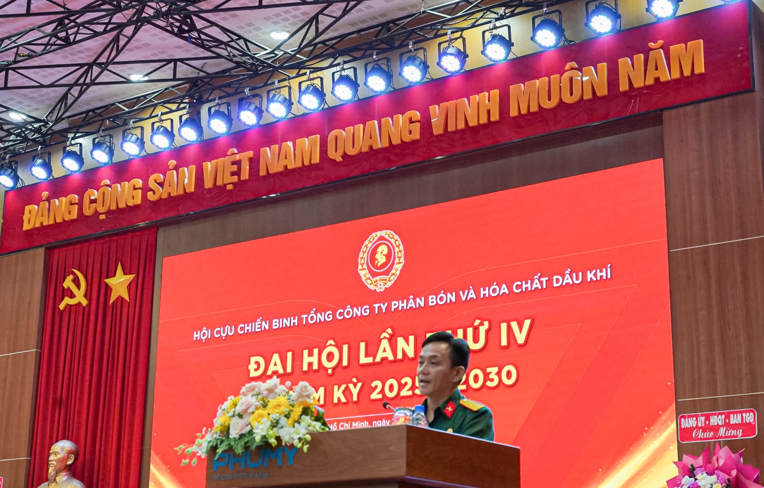 Đồng chí Lương Phương, Chủ tịch Hội CCB PVFCCo trình bày Báo cáo chính trị tổng kết công tác nhiệm kỳ vừa qua và phương hướng nhiệm kỳ 2025-2030.