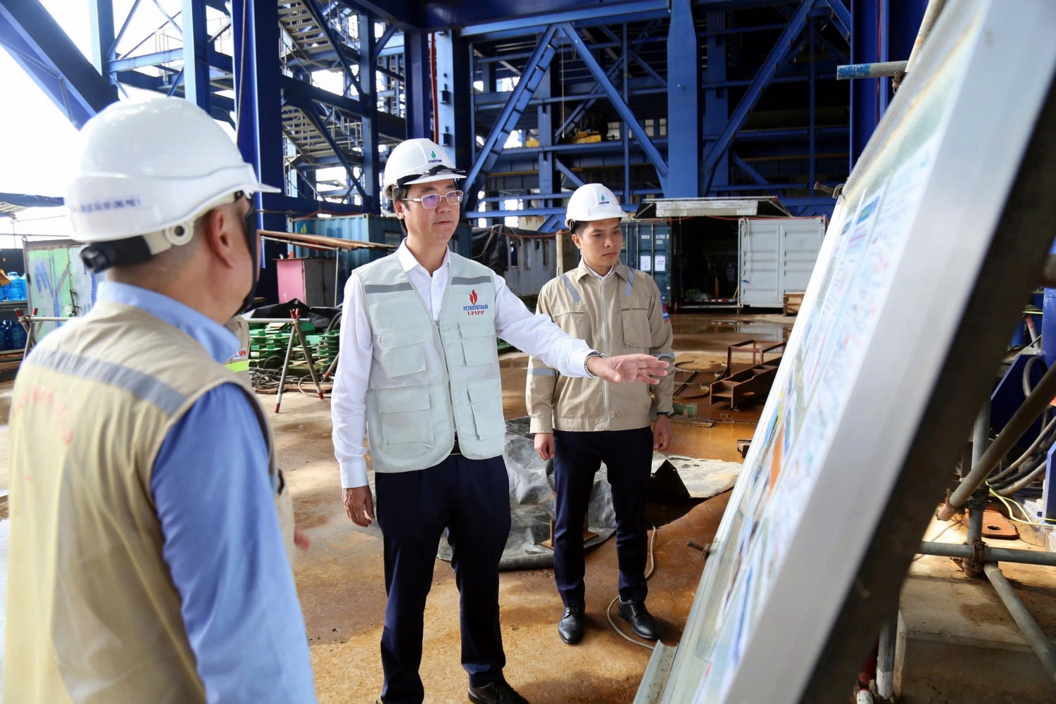 Đồng chí Nguyễn Mạnh Kha – Phó Chủ tịch Thường trực Công đoàn Petrovietnam kiểm tra công tác an toàn tại công trường Dự án NMNĐ Long Phú 1