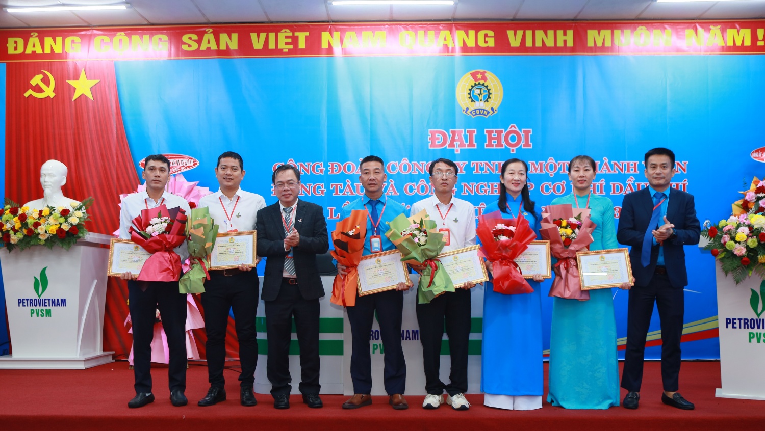 Đại diện Công ty PVSM và Công đoàn đơn vị trao tặng bằng khen cho các cá nhân đã có nhiều thành tích xuất sắc, đóng góp tích cực vào hoạt động của Công đoàn PVSM trong giai đoạn 2023 - 2025.