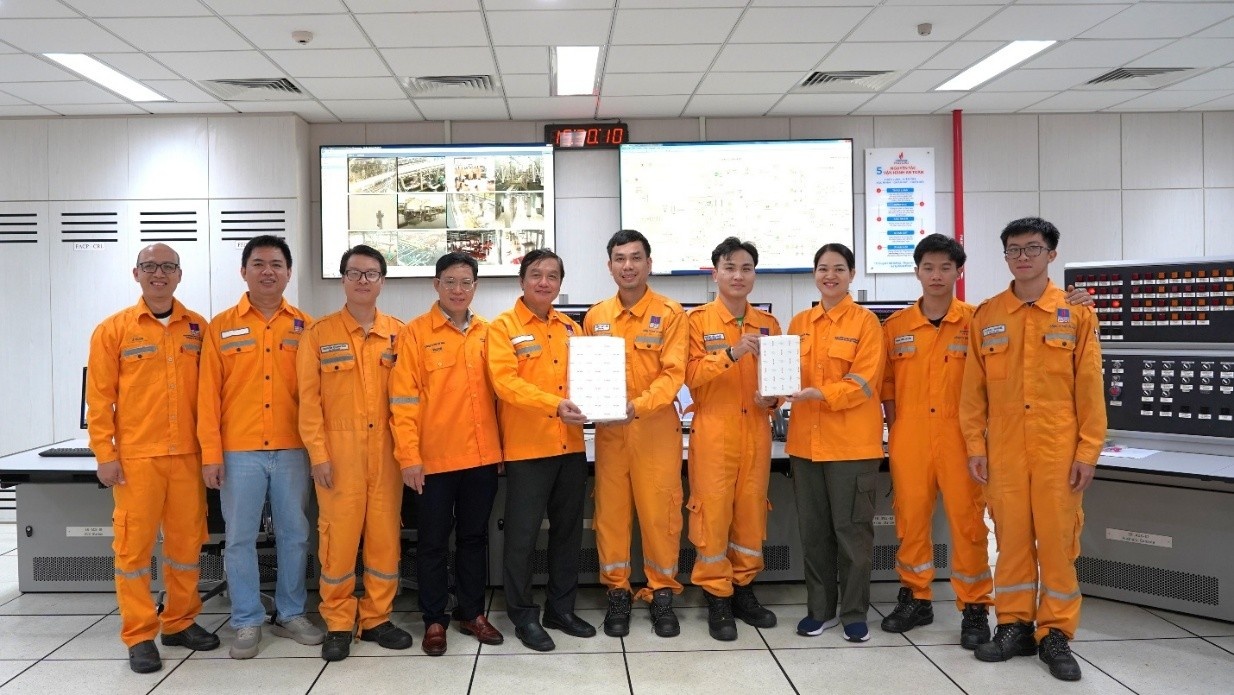 Công đoàn PV GAS trao tặng quà lưu niệm cho ca vận hành tại GPP Cà Mau