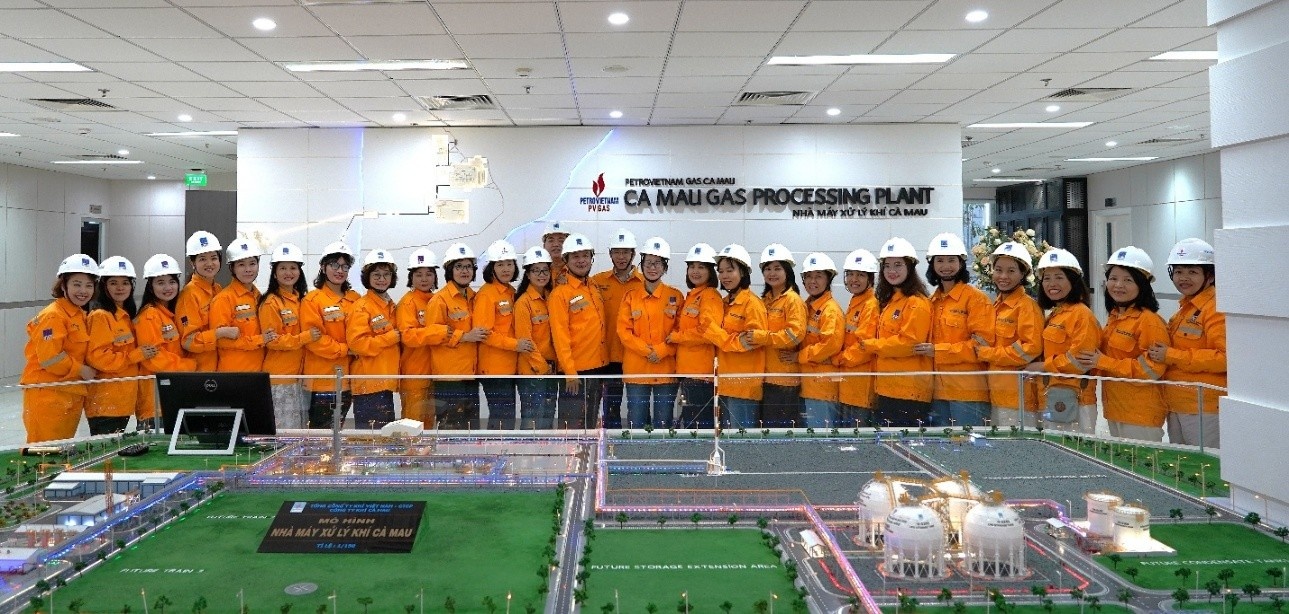 Đoàn được giới thiệu về quy trình công nghệ chế biến khí hiện đại tại GPP Cà Mau