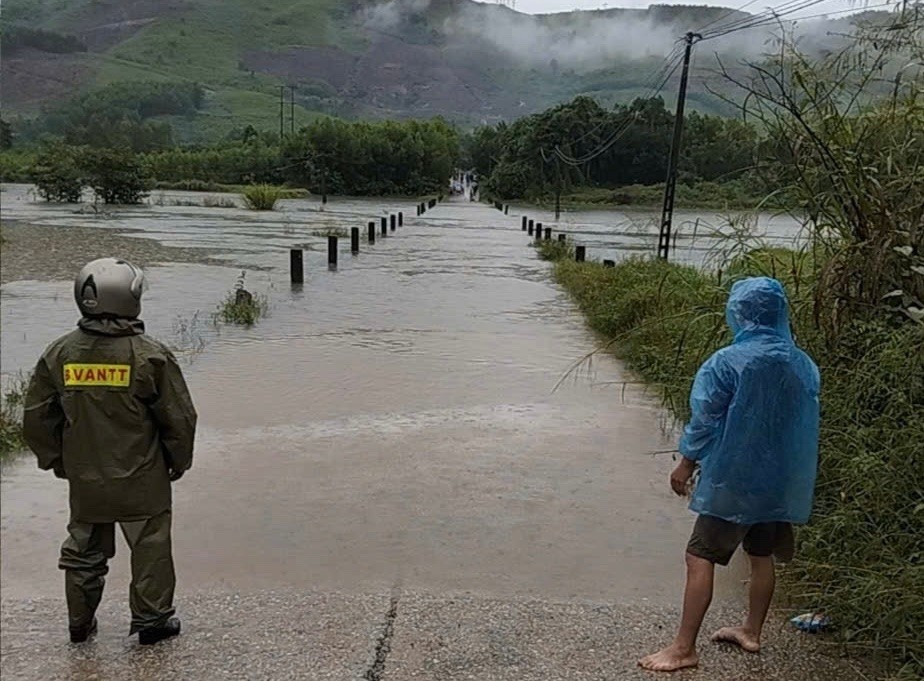 Nước lớn khiến nhiều nơi giao thông bị chia cắt.