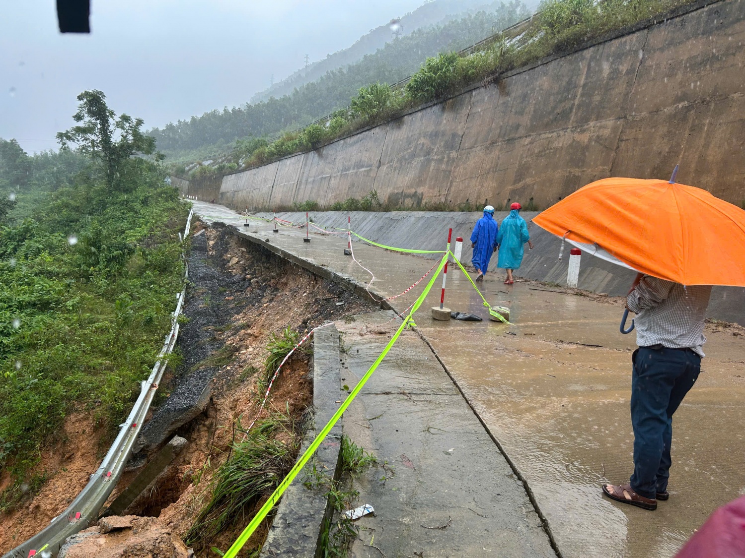 Mưa lớn tại miền Trung: Nhiều nơi ngập sâu, sạt lở