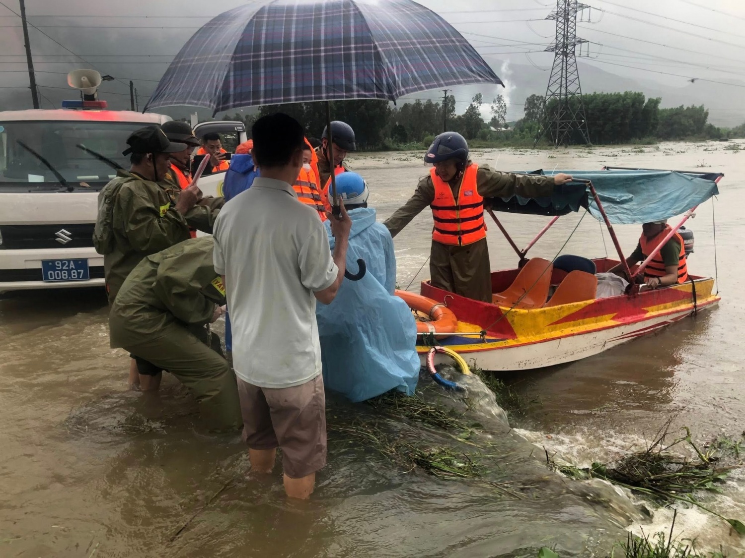 Mưa lớn diện rộng gây ngập sâu và sạt lở tại nhiều khu vực Đà Nẵng