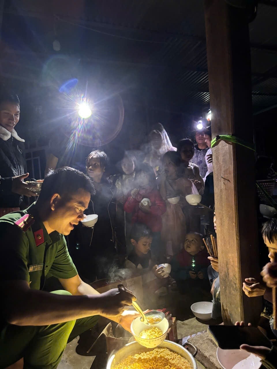 Mưa lớn diện rộng gây ngập sâu và sạt lở tại nhiều khu vực Đà Nẵng