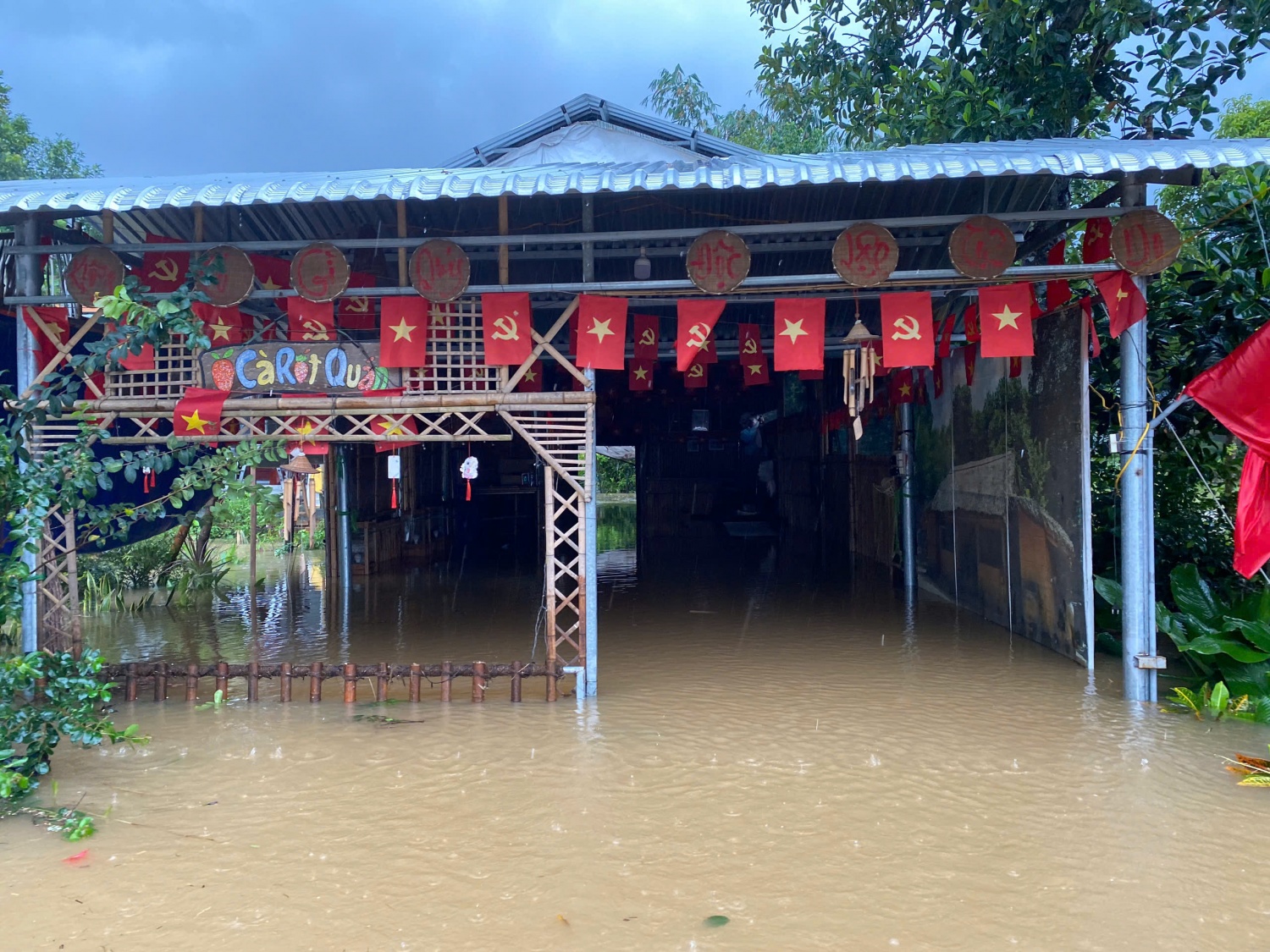 Mưa lớn diện rộng gây ngập sâu và sạt lở tại nhiều khu vực Đà Nẵng