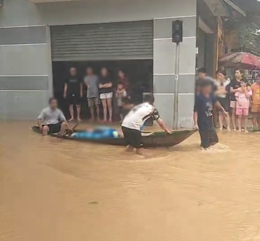 Lực lượng chức năng và người dân đưa những người gặp nạn đi cấp cứu. Ảnh: Cắt từ video.