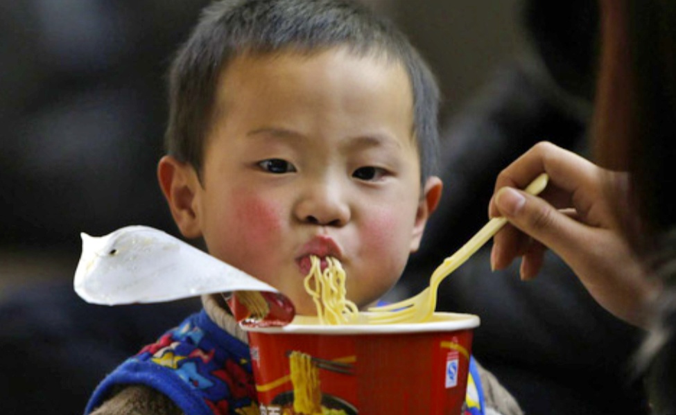 Việt Nam trở thành "vương quốc mì ăn liền" và nỗi lo dinh dưỡng trẻ em