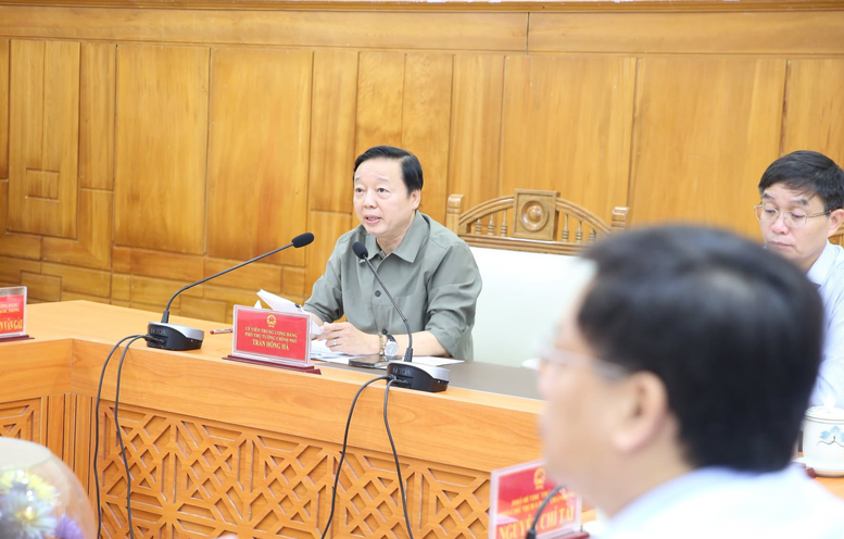 Thủ tướng: Bằng mọi biện pháp phải tiếp tế cho người dân tại những nơi bị cô lập do mưa lũ miền Trung