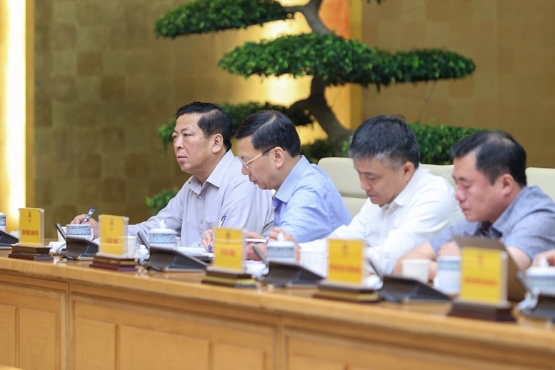 Thủ tướng: Bằng mọi biện pháp phải tiếp tế cho người dân tại những nơi bị cô lập do mưa lũ miền Trung