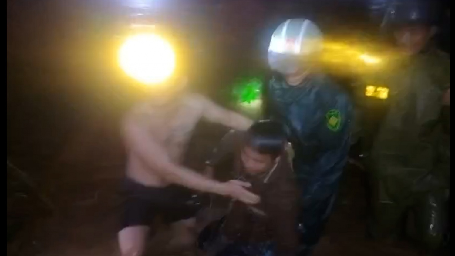 Người đàn ông ở xã Sơn Hạ được lực lượng tìm kiếm cứu lên bờ an toàn.