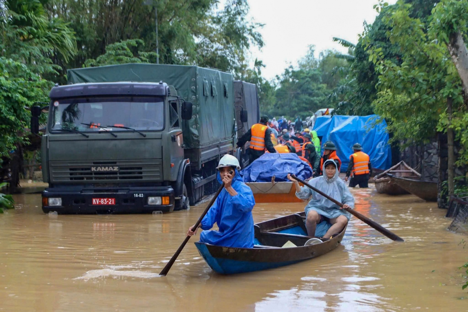 Người dân dùng thuyền di chuyển trên các tuyến đường để tiếp cận với các lực lượng hỗ trợ.