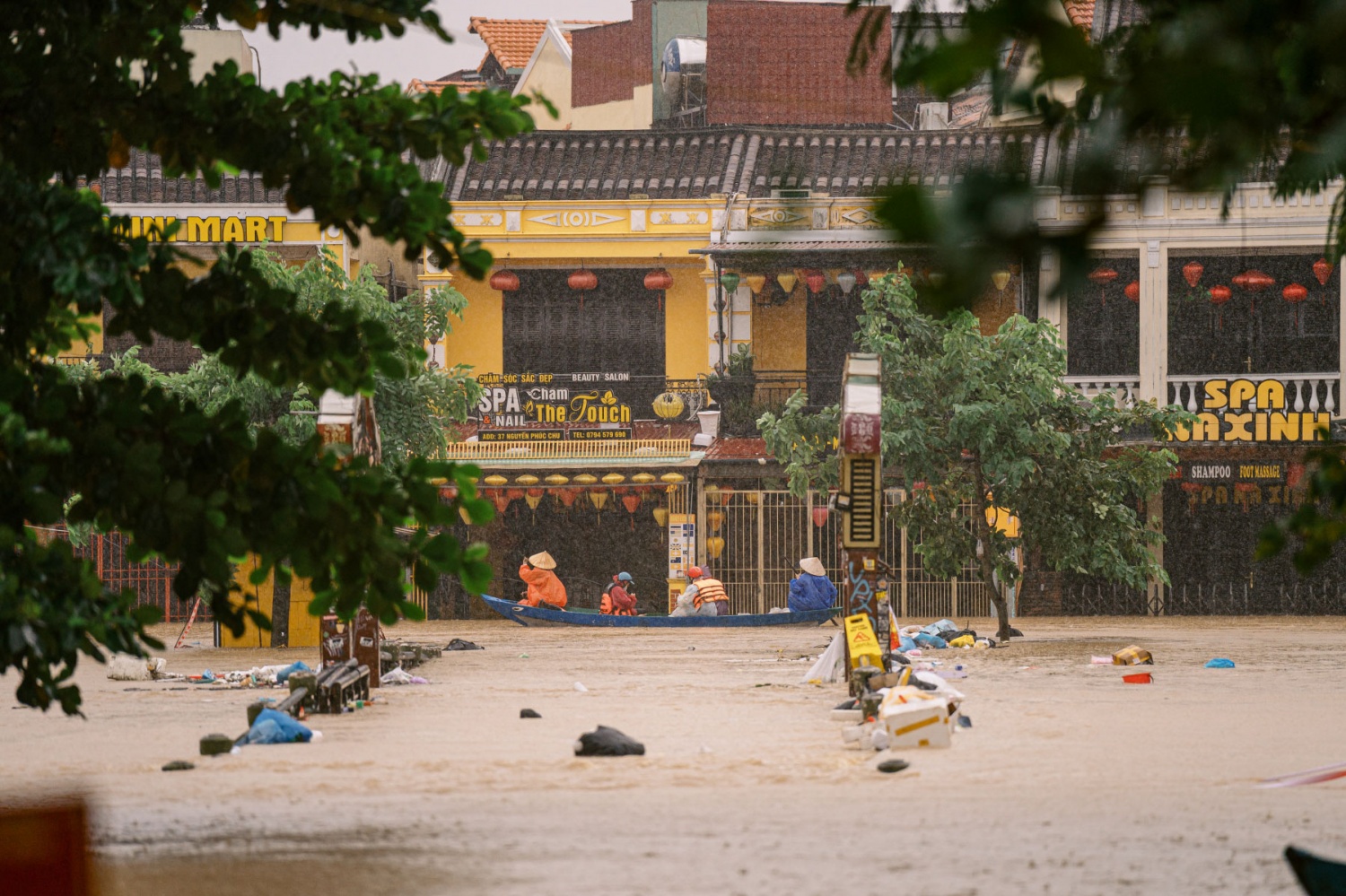 Tại phường Hội An, nước sông Hoài dâng cao hơn 1m, nhấn chìm nhiều nhà cửa của người dân.