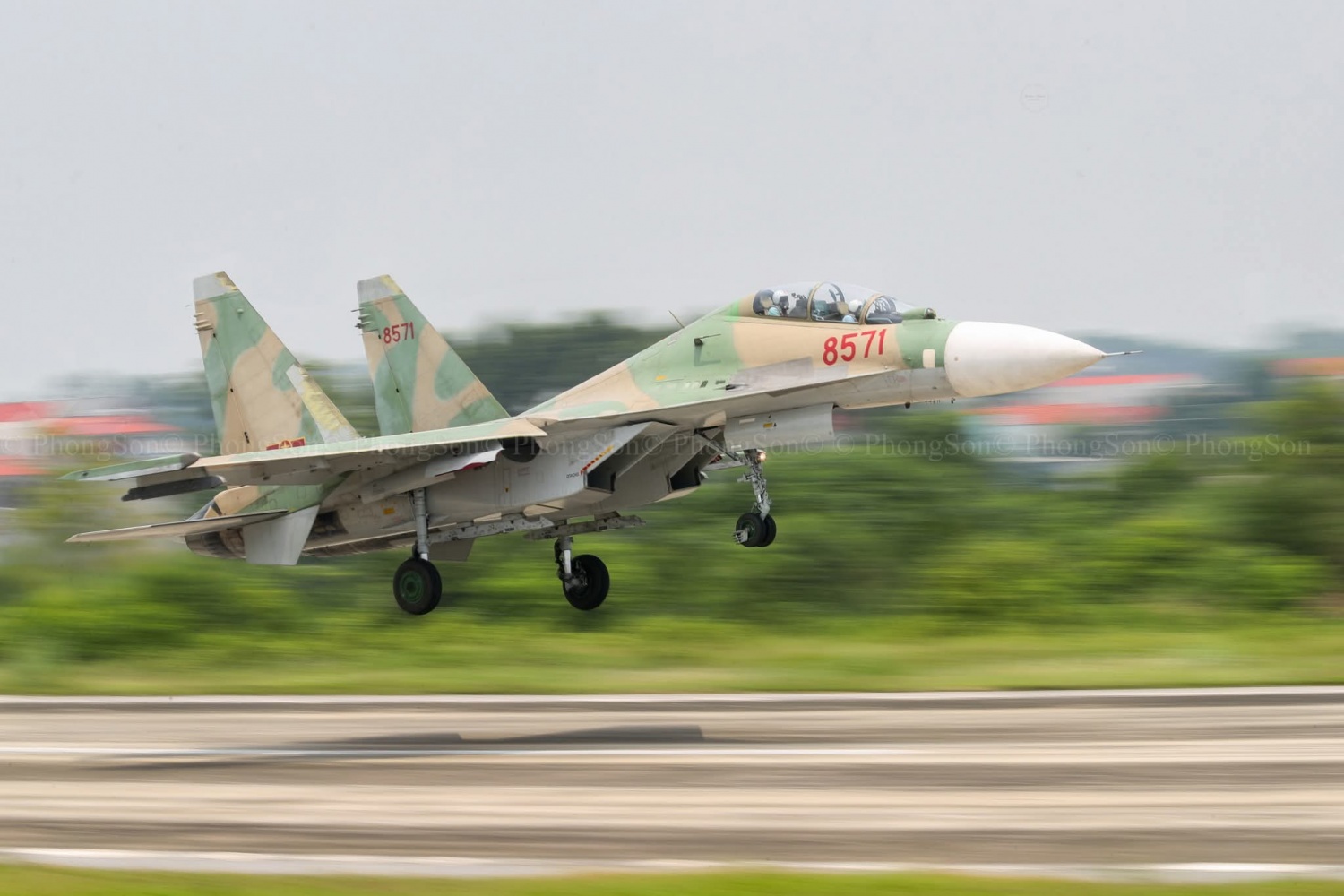 Với đặc thù luôn thay đổi độ cao, tốc độ... đột ngột trong quá trình chiến đấu, huấn luyện nên các yêu cầu kỹ thuật của nhiên liệu đặc chủng JET A1-K sử dụng cho tiêm kích SU30 MK2 là vô cùng khắt khe. Ảnh: Phong Sơn