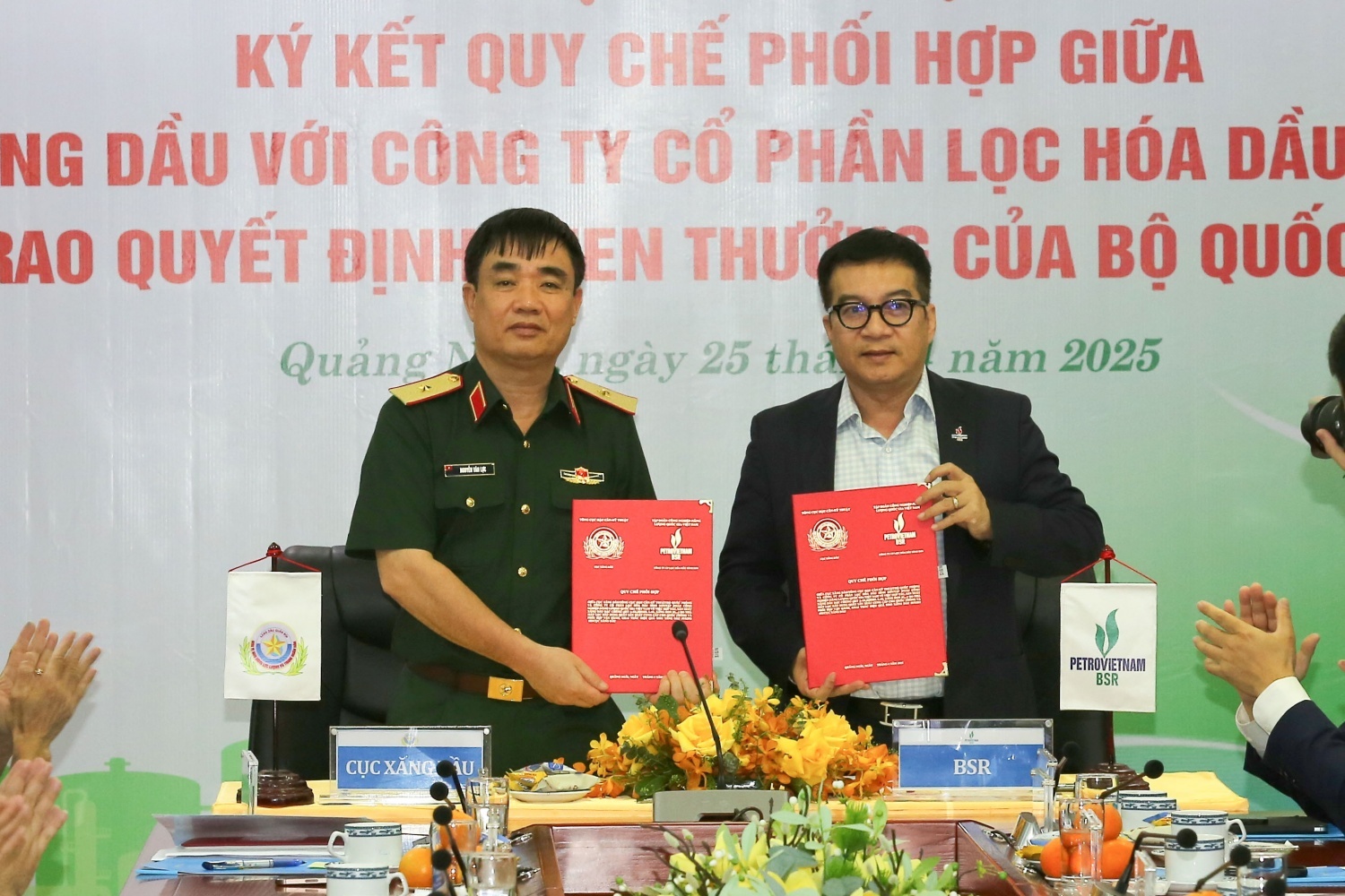 Thiếu tướng Nguyễn Văn Lực - Cục trưởng Cục Hậu cần, Tổng cục Hậu cần và đồng chí Nguyễn Việt Thắng - Phó Bí thư Đảng ủy, Tổng Giám đốc BSR đại diện 2 đơn vị ký thỏa thuận hợp tác