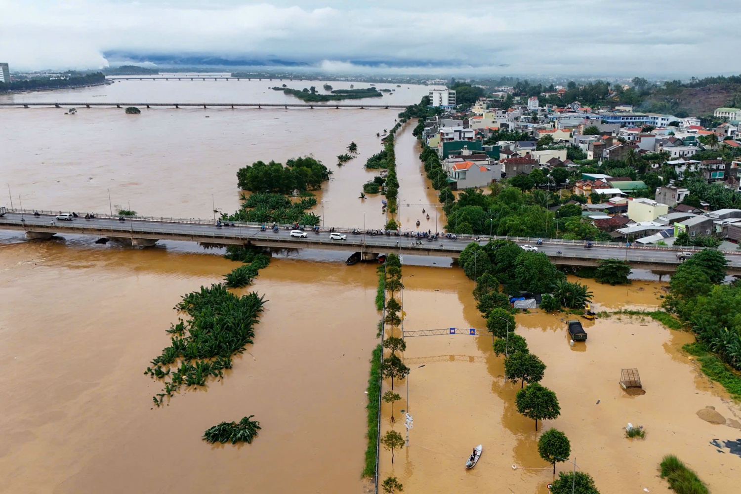 Mực nước tại sông Trà Khúc đạt đỉnh vào ngày 29/10, khiến hàng nghìn ngôi nhà bị ảnh hưởng, chìm sâu trong nước.