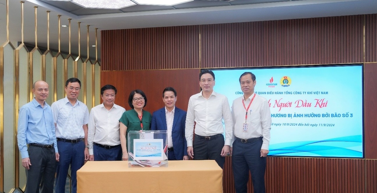 Tập thể Lãnh đạo PV GAS ủng hộ đồng bào bị ảnh hưởng bởi lũ lụt, thiên tai