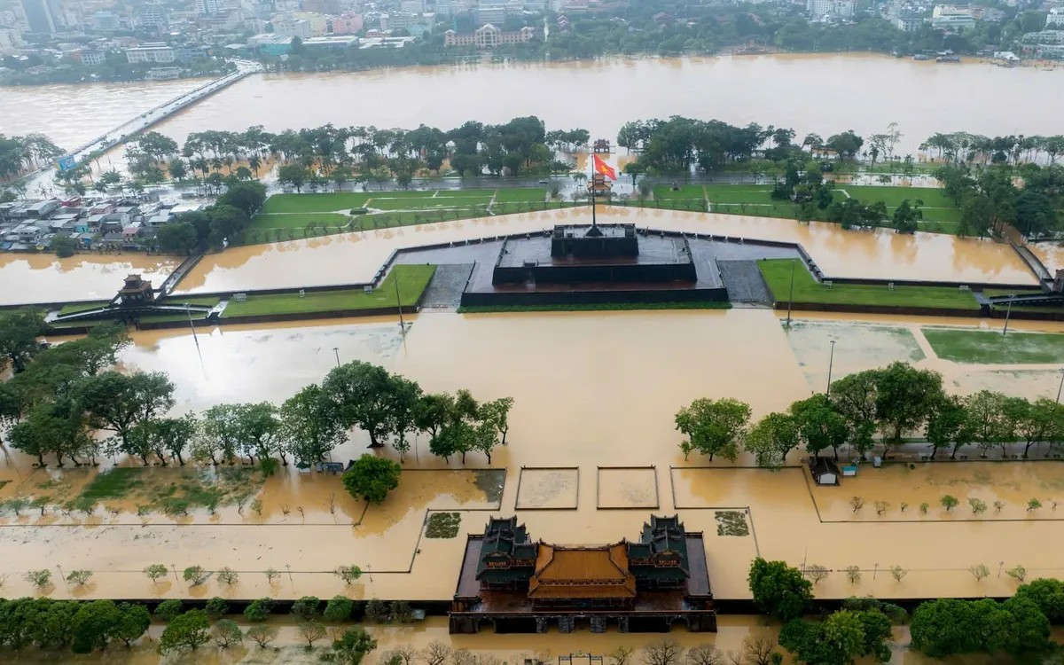 Kinh thành Huế ngập sâu trong trận mưa lũ lịch sử.