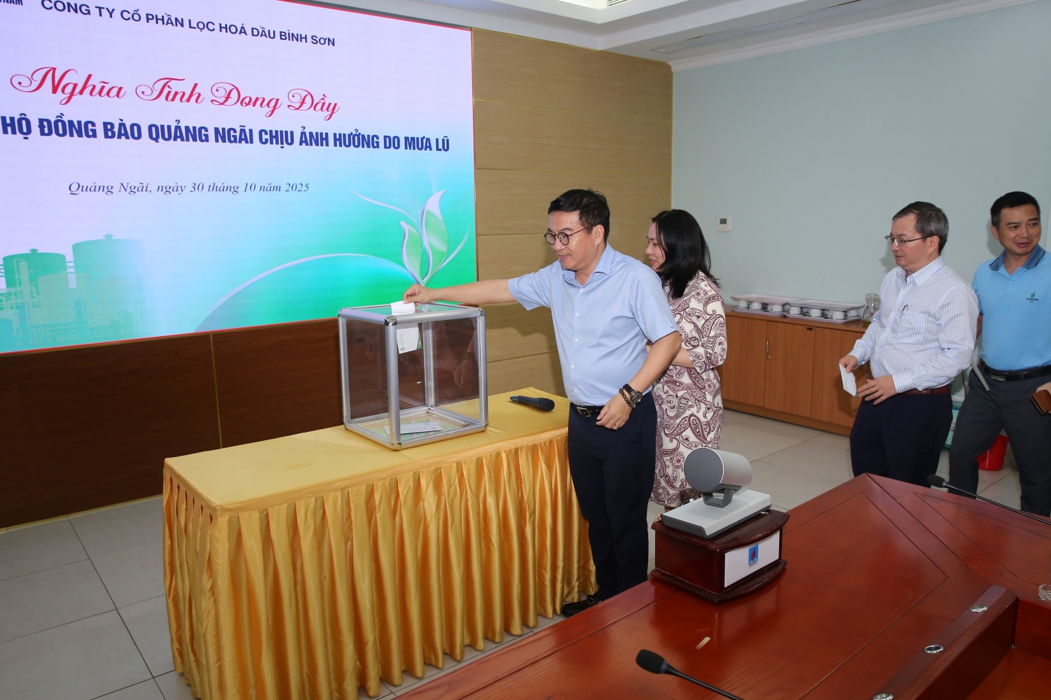 Ban lãnh đạo Công ty ủng hộ đồng bào Quảng Ngãi tại điểm phát động Trụ sở Công ty