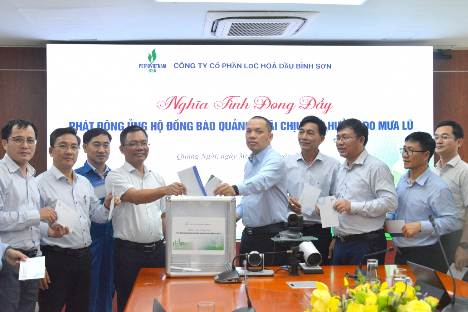 Lãnh đạo Công ty, Ban Giám đốc Nhà máy và các Ban chức năng ủng hộ đồng bào Quảng Ngãi tại điểm phát động Tòa nhà Building A1 - Khu hành chính Nhà máy 