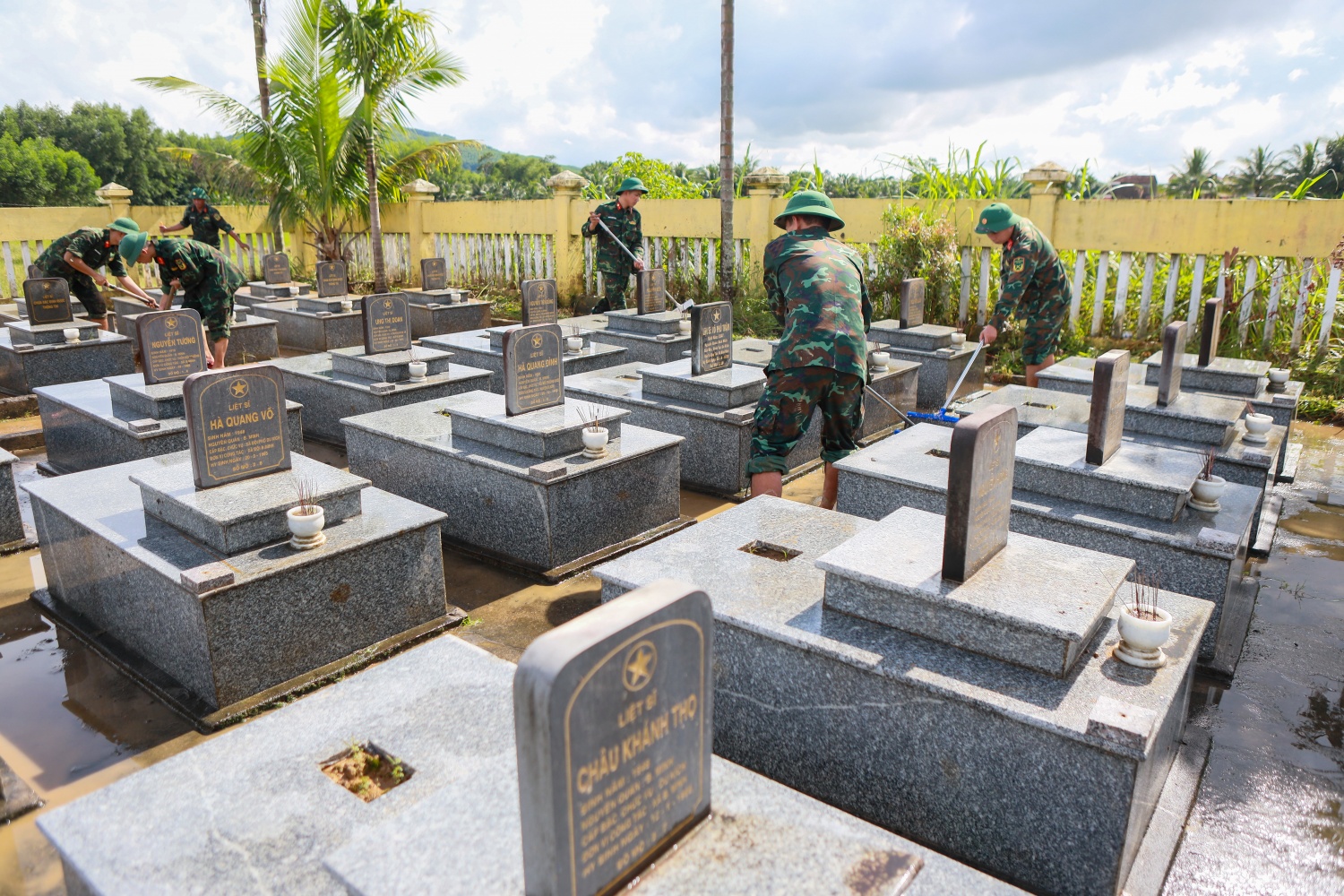 Quảng Ngãi: Trận lũ lịch sử rút, người dân tất bật dọn dẹp bùn non