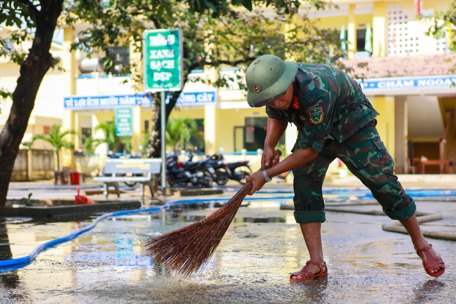 Quảng Ngãi: Trận lũ lịch sử rút, người dân tất bật dọn dẹp bùn non