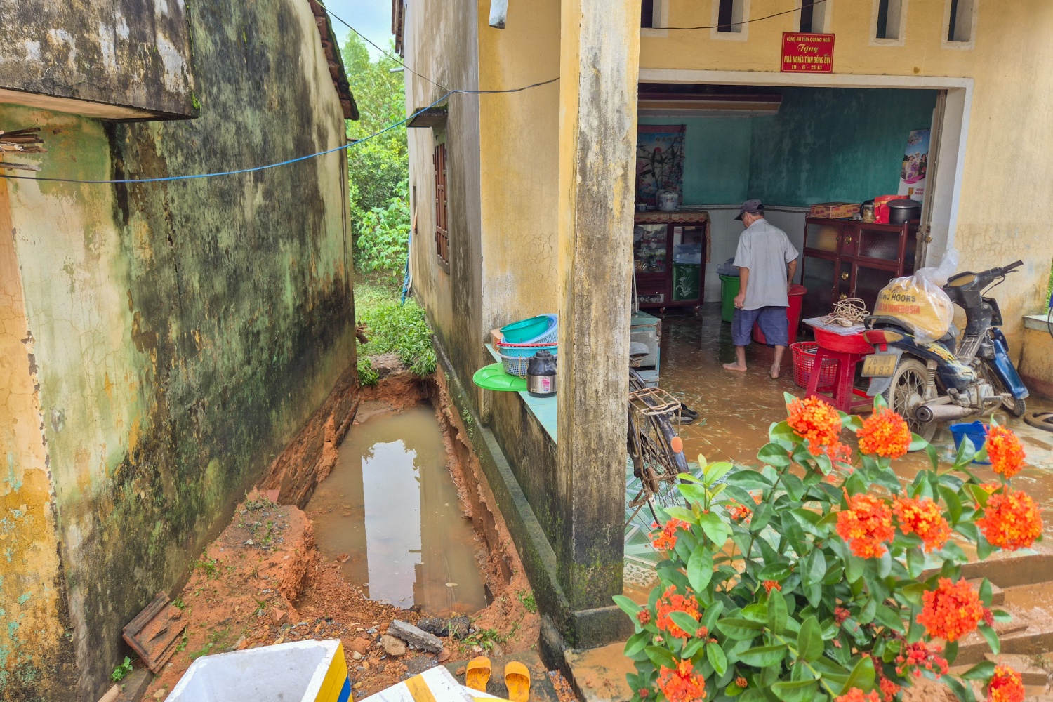 Quảng Ngãi: Trận lũ lịch sử rút, người dân tất bật dọn dẹp bùn non