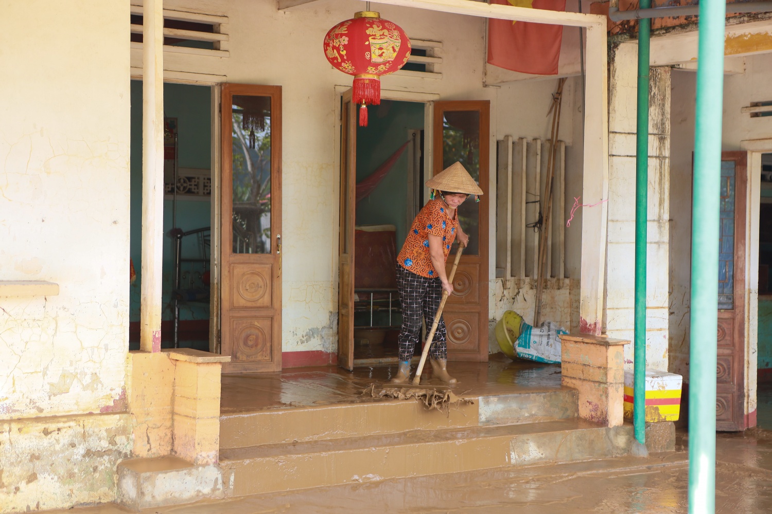 Quảng Ngãi: Trận lũ lịch sử rút, người dân tất bật dọn dẹp bùn non