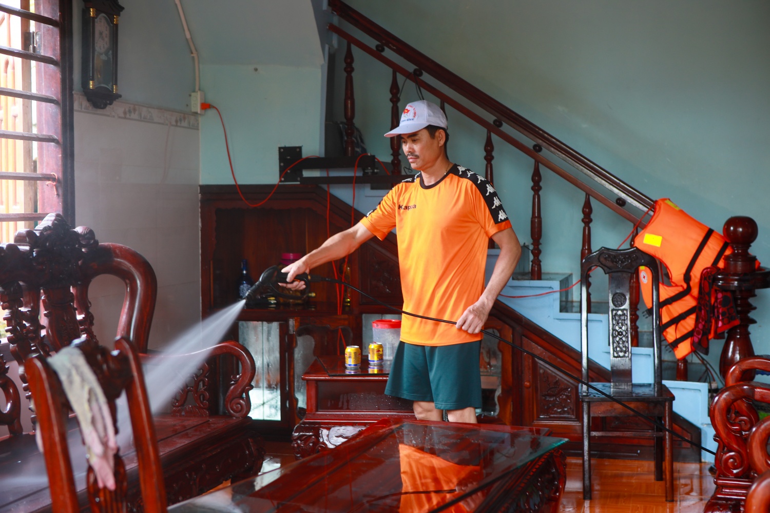 Quảng Ngãi: Trận lũ lịch sử rút, người dân tất bật dọn dẹp bùn non