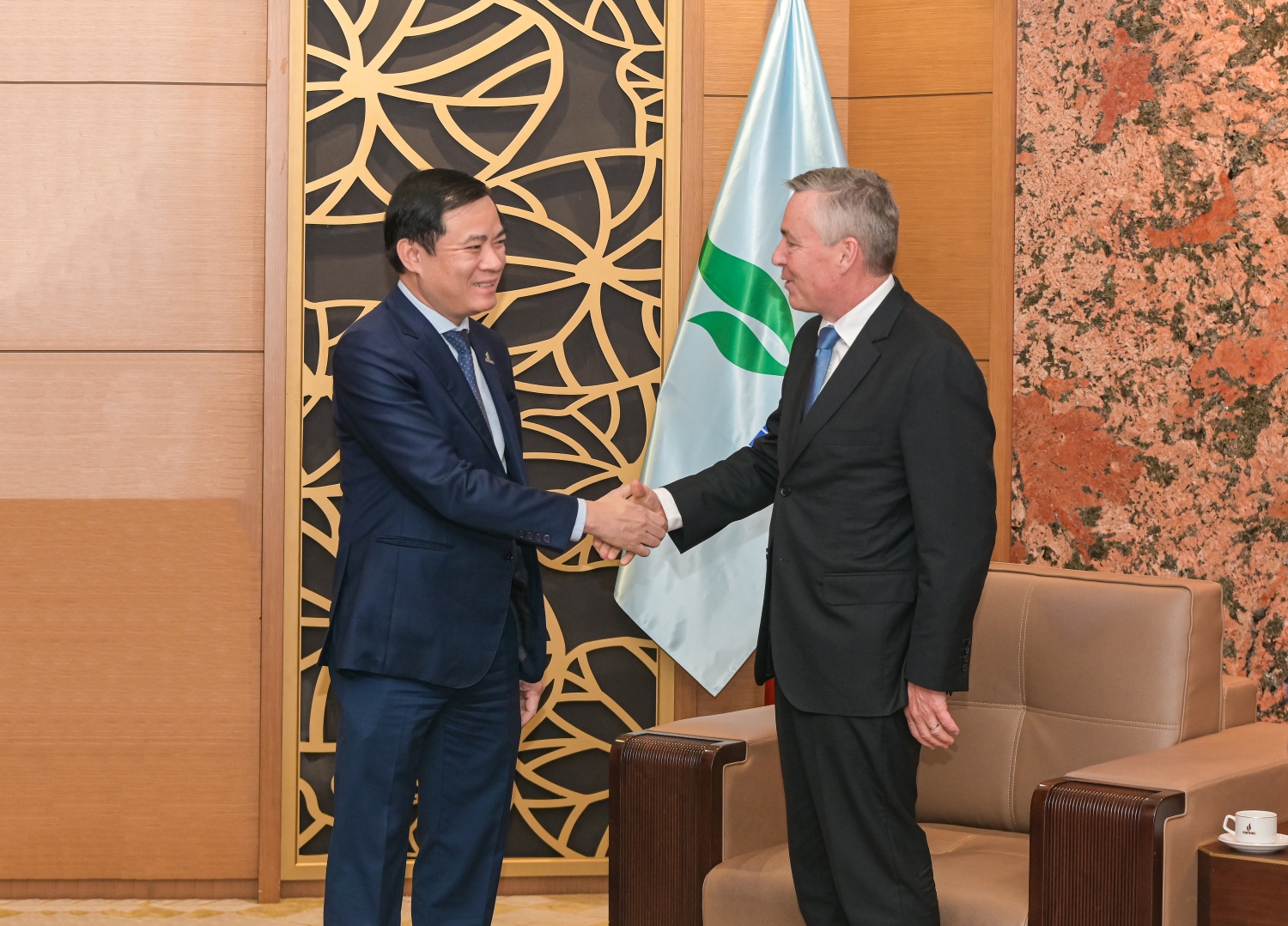 Tổng Giám đốc Lê Ngọc Sơn chào mừng ông Armel Simondin, Tổng Giám đốc Điều hành Tập đoàn Perenco đến thăm và làm việc tại Petrovietnam