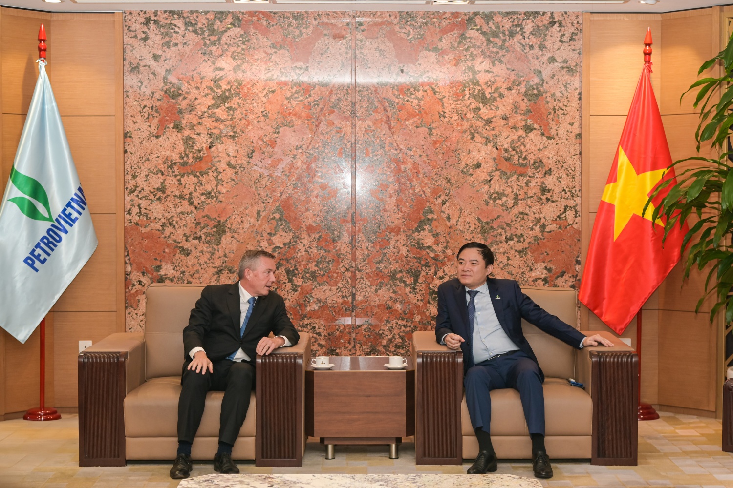 Tổng Giám đốc Petrovietnam Lê Ngọc Sơn trao đổi với ông Armel Simondin