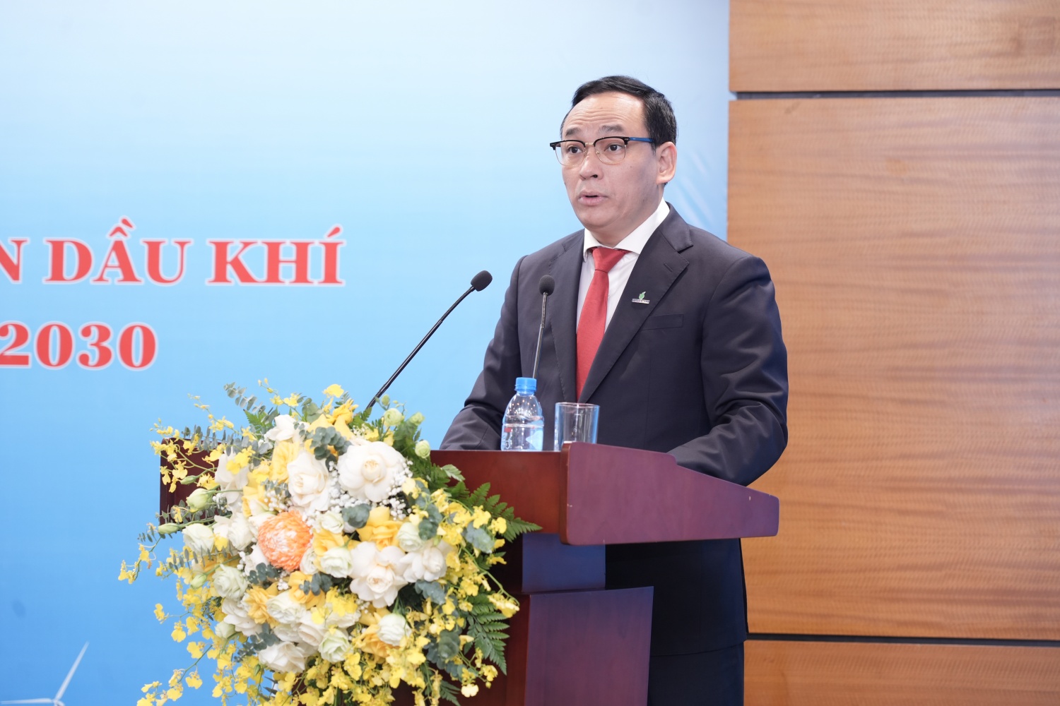 Đồng chí Trịnh Tuấn Anh, Ủy viên BCH Công đoàn khóa I, Chuyên viên Phòng Thương mại Chi nhánh báo cáo Thẩm tra tư cách đại biểu dự Đại hội