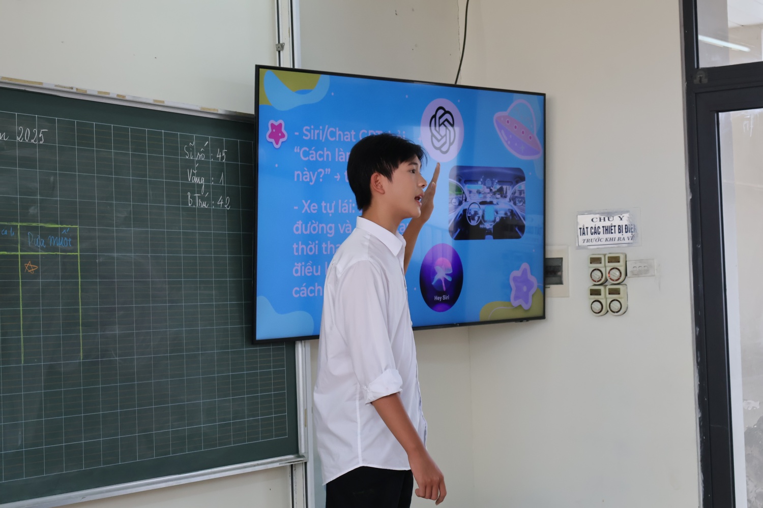 Thành viên The Up Project chia sẻ kiến thức về trí tuệ nhân tạo (AI) cho các em nhỏ qua những bài học sinh động và trực quan.