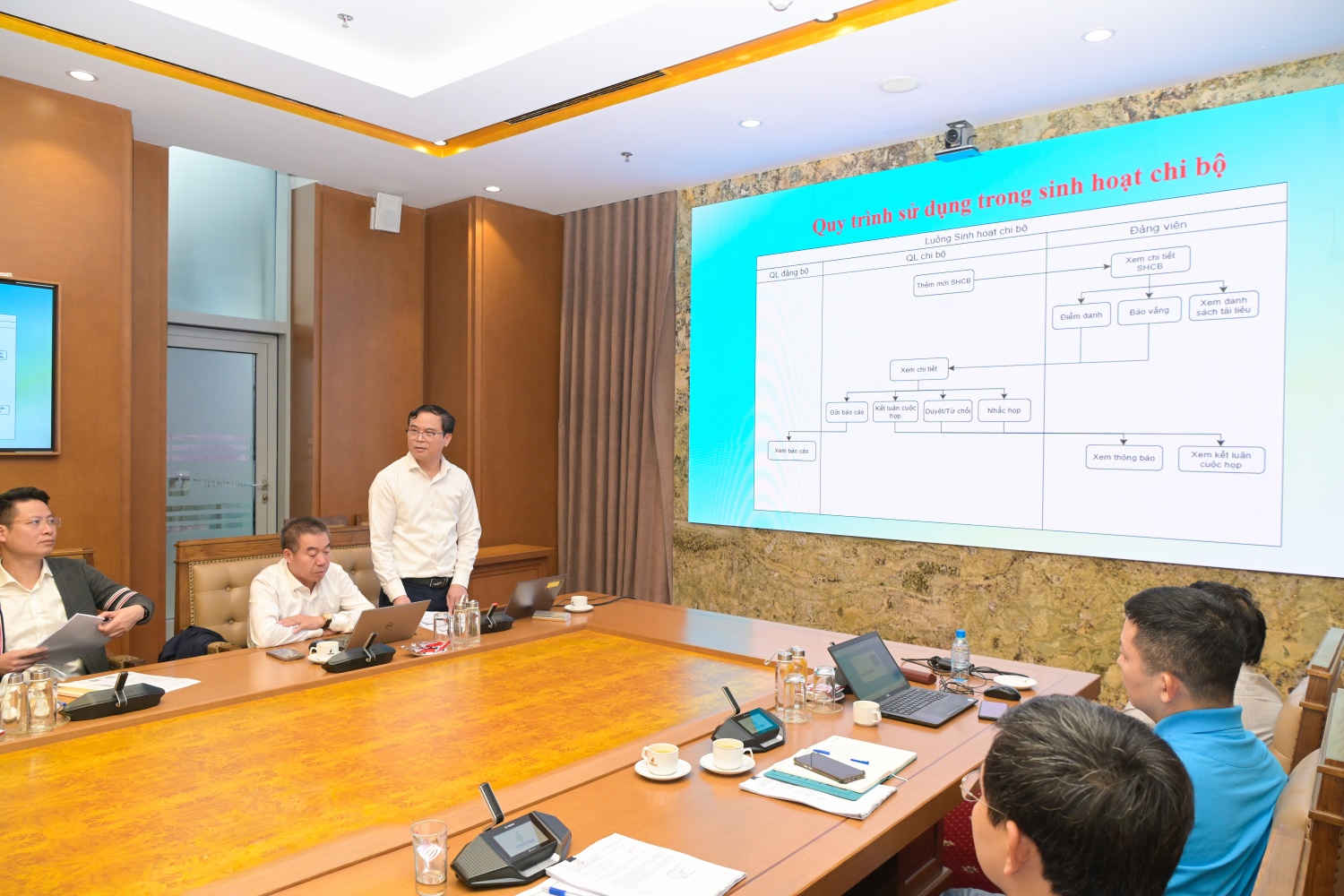 giới thiệu, hướng dẫn đảng viên cài đặt và sử dụng ứng dụng “Sổ tay đảng viên điện tử”, trình bày cụ thể các bước đăng nhập hệ thống, thao tác sử dụng các tính năng chính, cũng như những tiện ích hỗ trợ công tác quản lý, sinh hoạt chi bộ trên nền tảng số.