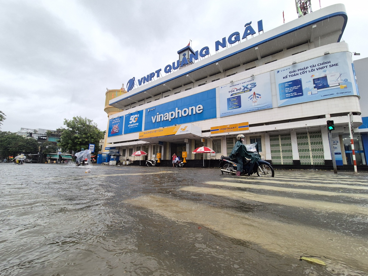 Mưa lớn đã khiến nhiều tuyến đường Phan Đình Phùng (phường Cẩm Thành) của Quảng Ngãi ngập lụt.