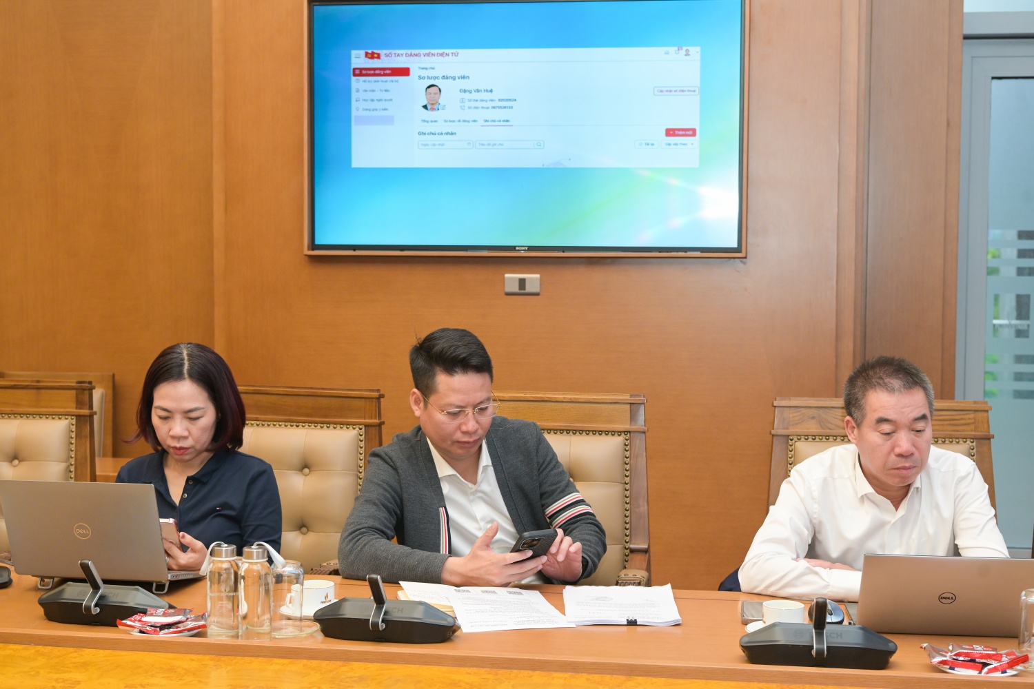 Các đảng viên đăng nhập vào ứng dụng “Sổ tay đảng viên điện tử” thông qua nền tảng định danh điện tử quốc gia (VNeID), tài khoản đăng nhập là số căn cước công dân, đồng thời mật khẩu mặc định cũng là số căn cước công dân của mỗi đảng viên.